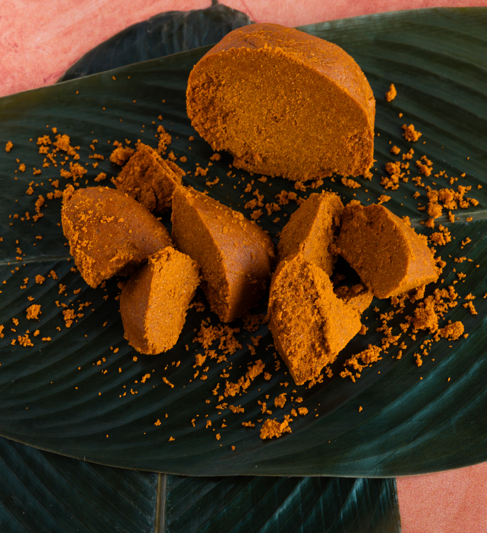 Pedaços quebradiços de Àádùn (lanche de fubá) alimentos gêmeos iorubás